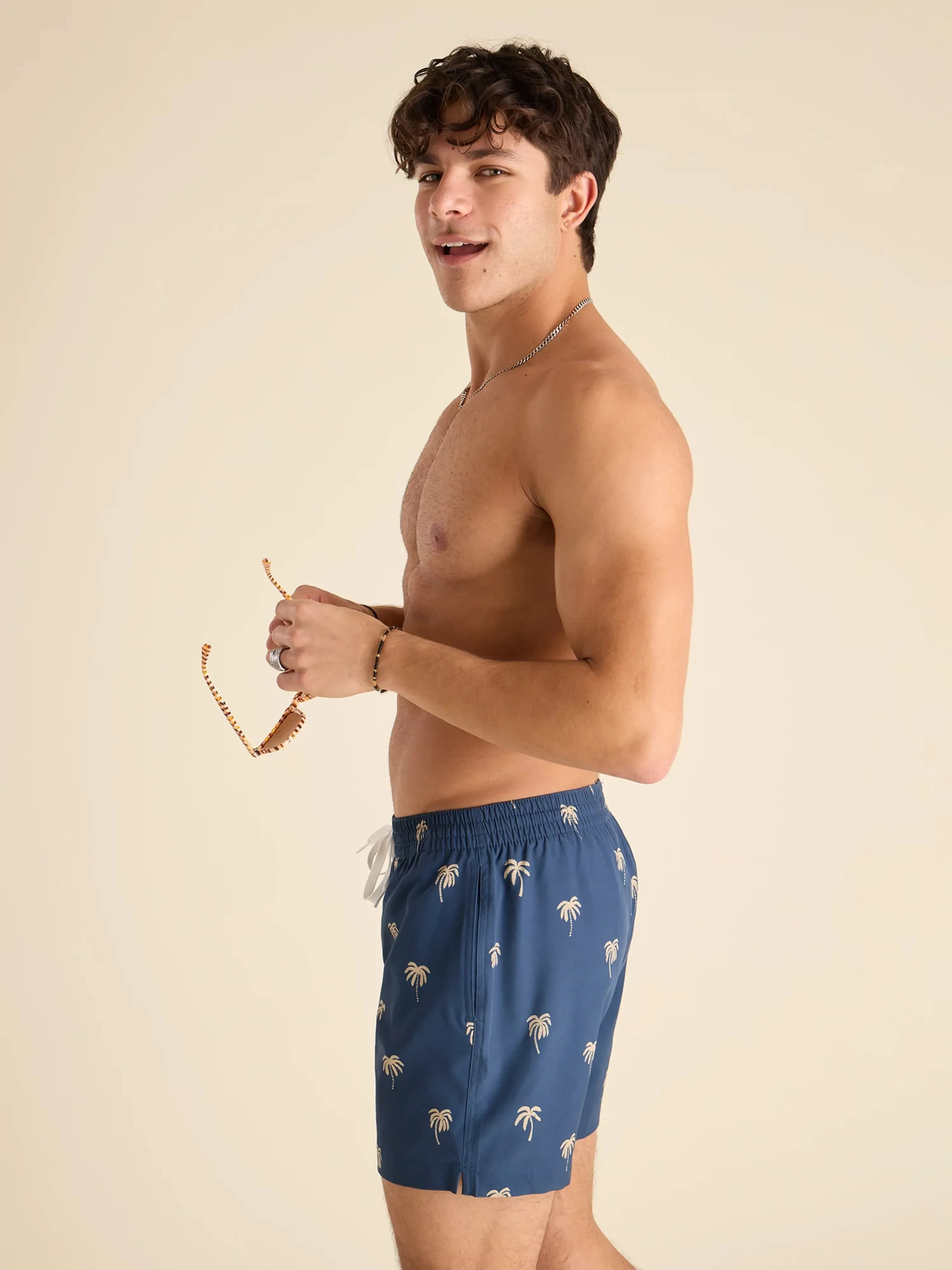 Chubbies Mens The Midnight Palm 5.5" Swim Trunks
